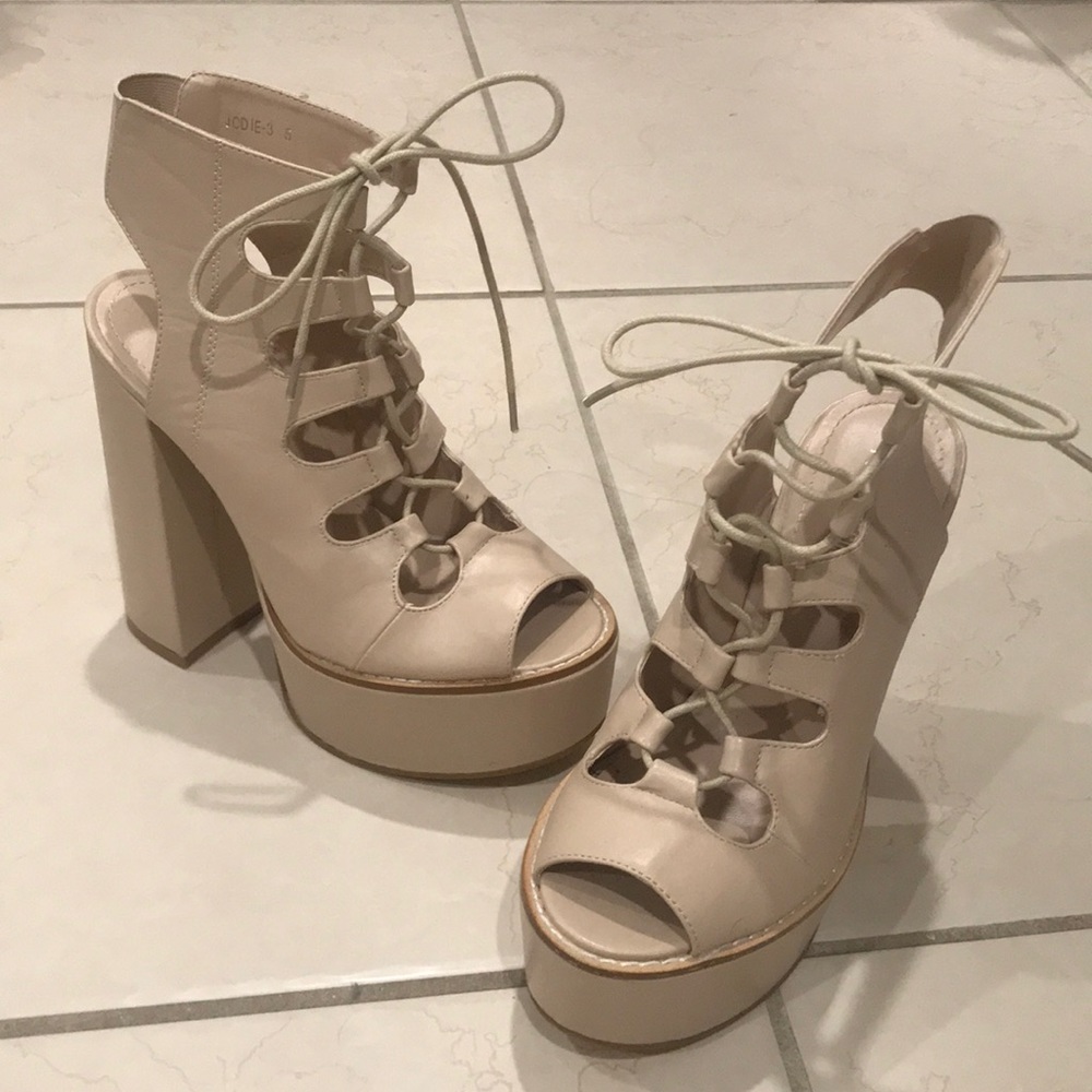 cute lyla platform heels!! 💗